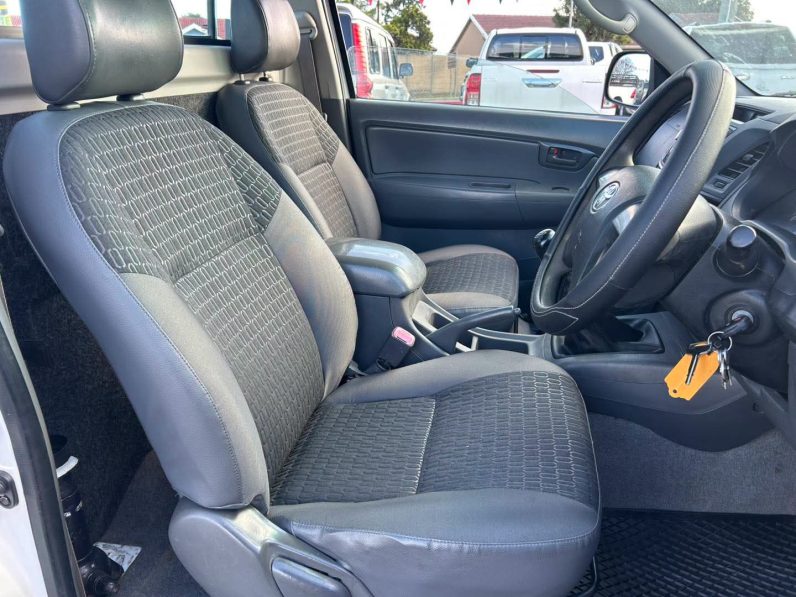 
								2014 TOYOTA HILUX 2.5 D-4D RAISED BODY full									